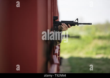 Les aviateurs américains de la 193e Escadre d'opérations spéciales, Pennsylvania Air National Guard, passer à la ligne de tir et se préparer au feu leurs carabines M4 8 mai 2019 downrange, à Prineville, Oregon. L'PaANG a récemment construit un nouveau, petit-tir d'armes à Fort Indiantown Gap pour le personnel de la Force aérienne de qualifier et de train. (U.S. Photo de la Garde nationale aérienne par le sergent. Tony harpe) Banque D'Images