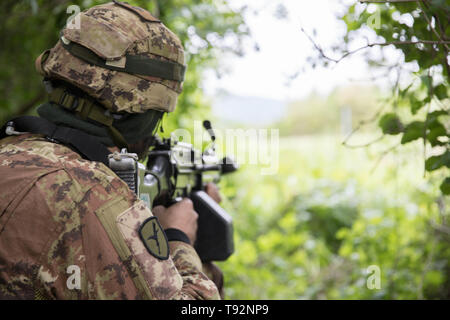 Un parachutiste italien, affecté à la 1ère section, 20e compagnie, 183ème régiment aéroporté, tire avec son arme de sécurité attribué lors de l'exercice Réponse immédiate à Cerklje ob Krki Slovénie, base aérienne, le 14 mai 2019. Réponse immédiate de l'exercice est un exercice multinational dirigé par les forces armées croates, les forces armées slovènes, de l'armée américaine et l'Europe. La logistique-exercice ciblé est conçu pour tester et améliorer la capacité de se déplacer rapidement les forces et les équipements d'un endroit à un autre. L'exercice va améliorer la préparation et l'interopérabilité entre les pays alliés et partenaires des Nations unies. (U.S Banque D'Images