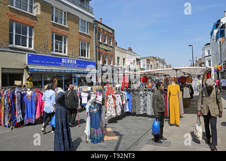 Le célèbre marché de rue sur Deptford High Street, Londres du sud. Un espace de diversité et culture internationale. Banque D'Images