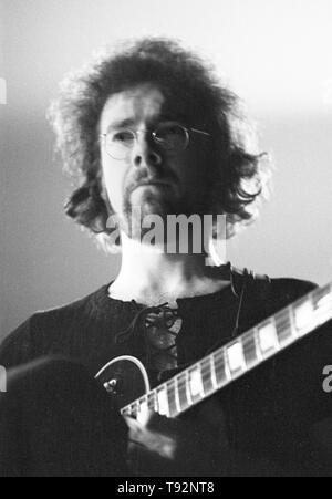 Amsterdam, Pays-Bas : Robert Fripp de King Crimson effectue sur scène au Concertgebouw d'Amsterdam, Pays-Bas le 31 mars 1973. Banque D'Images