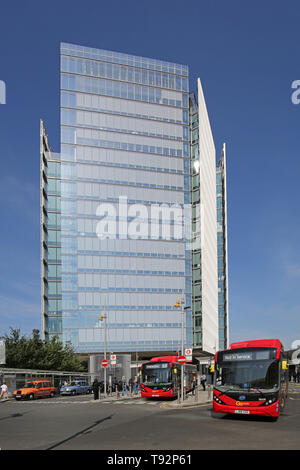 Le nouveau pont de Londres la station de bus et de taxis en face de l'immeuble Actualités bureaux de Londres, de Rupert Murdoch, News Corporation. Banque D'Images