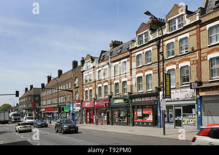 Magasins et Pubs sur l'A2 New Cross Road, Lewisham, dans le sud de Londres Banque D'Images