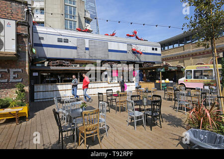 Cour de vinaigre, un nouveau domaine de la Pop-up bars, cafés et les échoppes de marché près de la Station London Bridge, Londres, Royaume-Uni. Former et d'oeuvre d'ant géant Joe Rush. Banque D'Images