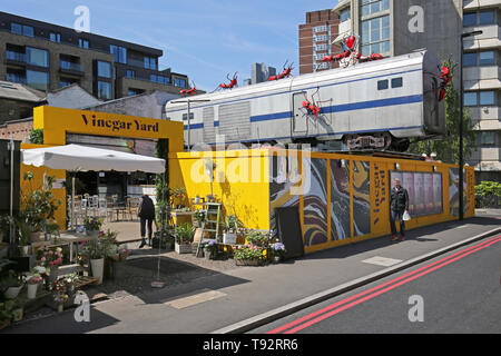 Cour de vinaigre, un nouveau domaine de la Pop-up bars, cafés et les échoppes de marché près de la Station London Bridge, Londres, Royaume-Uni. Former et d'oeuvre d'ant géant Joe Rush. Banque D'Images