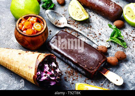 Dessert sucré.Différents types de glace dans un cornet gaufré et glace Banque D'Images