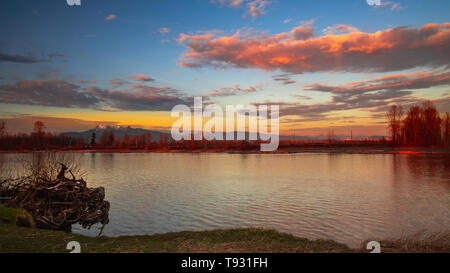 Beau ciel pendant la golden hour au bord de l'eau Banque D'Images