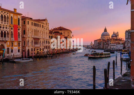 Vue sur le coucher du soleil sur le Grand Canal à Venise. Italie Banque D'Images