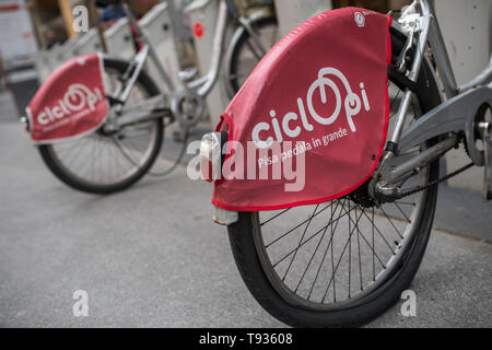 Pise, un service de location de vélos en mauvais état Banque D'Images