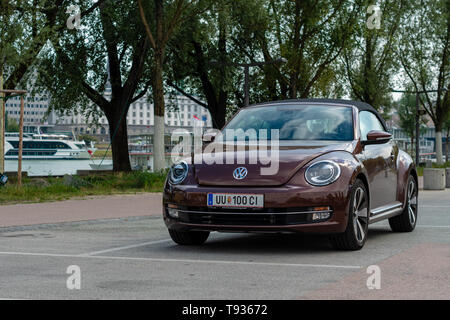 LINZ, AUTRICHE - août 02, 2018 : Side View Of Brown Volkswagen New Beetle Cabriolet voiture garée dans la rue. Banque D'Images