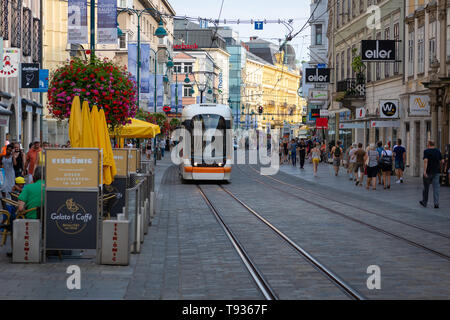 LINZ, AUTRICHE - août 02, 2018 : ram dans la rue commerçante en centre ville Banque D'Images