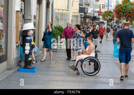 LINZ, AUTRICHE - août 02, 2018 : de nombreux touristes et locaux non identifiés à Taubenmarkt ; shopping centre-ville dans la rue Banque D'Images