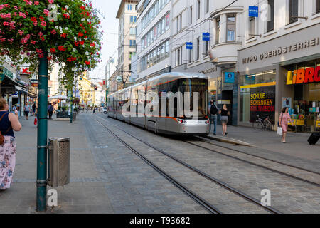 LINZ, AUTRICHE - août 02, 2018 : ram dans la rue commerçante en centre ville Banque D'Images