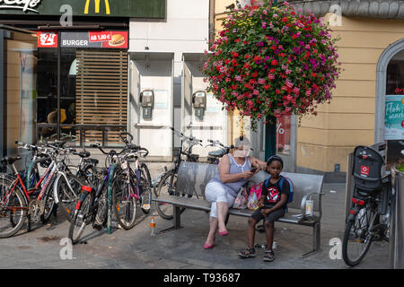 LINZ, AUTRICHE - août 02, 2018 : les touristes reste sur les bancs sur le côté de la rue commerçante Banque D'Images