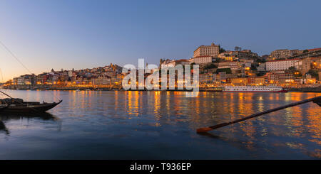 Coucher de soleil sur le quartier de Ribeira et le Douro avec Rabelos, Site du patrimoine mondial de l'Unesco, Porto, Portugal Banque D'Images