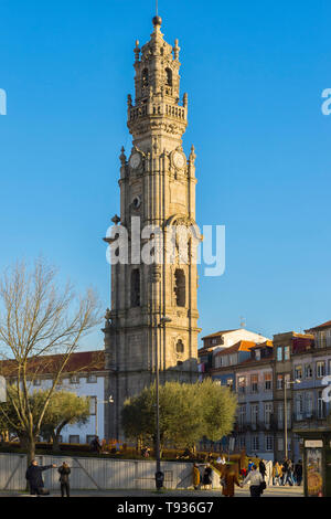 Torre dos Clerigos, clocher de l'Église des clercs, Site du patrimoine mondial de l'Unesco, Porto, Portugal Banque D'Images