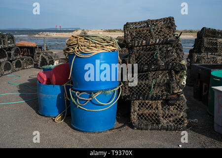 Des casiers à homard et des engins de pêche sur le quai de Mudeford Banque D'Images