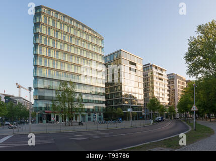 Berlin, Allemagne - 29 Avril 2019 : immeubles modernes éclairées par le soleil du matin à Berlin, Allemagne Banque D'Images