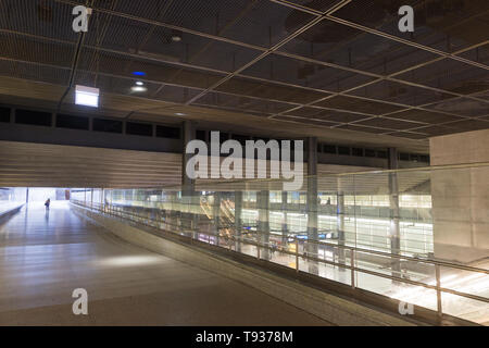 Berlin, Allemagne - 29 Avril 2019 : un passager promenades le long de la Potsdamer Platz gare de Berlin, Allemagne Banque D'Images