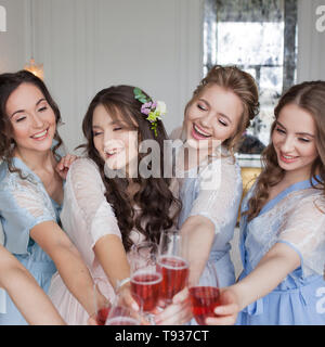 Cheerful young amies porter un toast et de clink lunettes. D'anniversaire ou une partie de bachelorette, rose vin mousseux. Banque D'Images