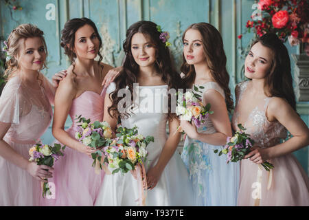 Belle jeune femme mariée avec des amis. Un mariage, dames en robes splendides. Banque D'Images