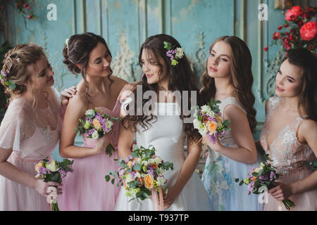 Belle jeune femme mariée avec des amis. Un mariage, dames en robes splendides. Banque D'Images