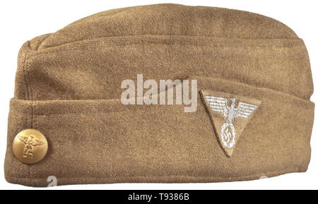 Un chiffchen» «la fatigue pour les membres de l'Ordensburgen laine de couleur olive, BeVo-tissé partie aigle sur un triangle marron, boutons, parti cap brun foncé. Peu de signes d'utilisation., historique, historique du 20e siècle, Additional-Rights Clearance-Info-Not-Available- Banque D'Images