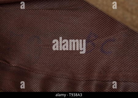 Un chiffchen» «la fatigue pour les membres de l'Ordensburgen laine de couleur olive, BeVo-tissé partie aigle sur un triangle marron, boutons, parti cap brun foncé. Peu de signes d'utilisation., historique, historique du 20e siècle, Additional-Rights Clearance-Info-Not-Available- Banque D'Images