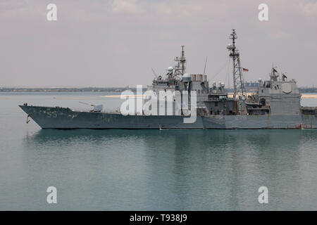 Egypte, Canal de Suez. Les navires qui traversent l'armée américaine le Canal de Suez Le 9 mai 2019. La classe Ticonderoga croiseur lance-missiles USS Leyte Gulf (CG 55). Banque D'Images