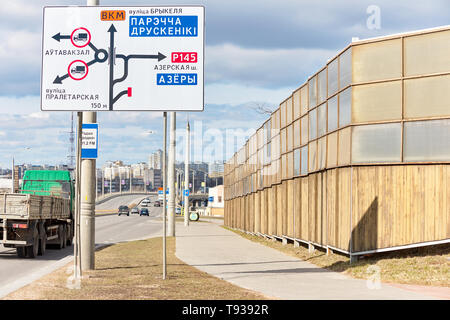 Minsk, Bélarus - Mars 2019 : panneaux acoustique le long freeway dans la ville. Concept de protection des bâtiments résidentiels de la pollution sonore à l'aide de sou Banque D'Images