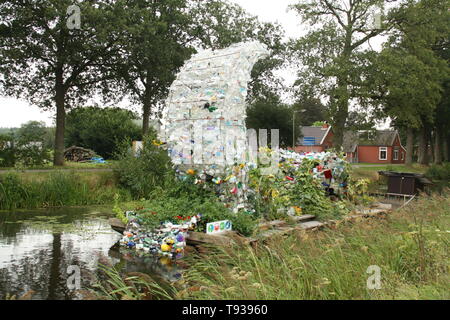 Bakkeveen. Août-19-2018. Paniers en plastique pour les recycler dans un canal à Bakkeveen. Les Pays-Bas Banque D'Images