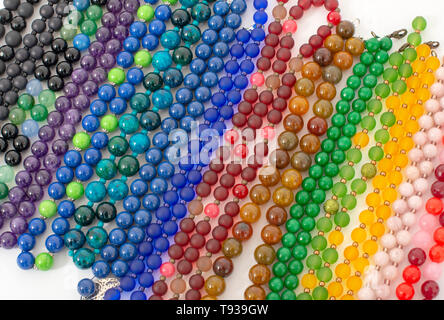 Perles de couleurs mixtes close-up fabriqués à partir de pierres naturelles ou de billes de verre Banque D'Images