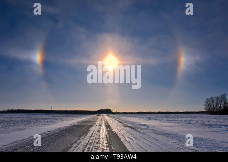 Les Sundogs et country road sur paysage de prairie Grande Pointe Manitoba Canada Banque D'Images