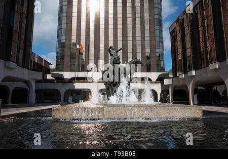 Dublin, Irlande - 10 mars, 2019. Statue 'char de la vie" à l'avant la vie irlandaise Assurance plc, institutionin financière Dublin Banque D'Images