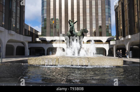 Dublin, Irlande - 10 mars, 2019. Statue 'char de la vie" à l'avant la vie irlandaise Assurance plc, institutionin financière Dublin Banque D'Images