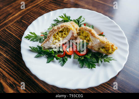 Poulet à la kiev sur croûtons avec de la purée de pommes de terre, sur une table en bois, sur fond lumineux Banque D'Images