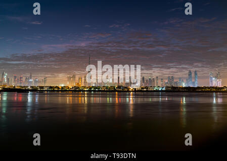 La tombée de la nuit ou dans les ÉMIRATS ARABES UNIS. Matin ou le lever du soleil, l'aube sur le centre-ville de Dubaï. Vue de la mer à Dubaï de nuit quay Banque D'Images