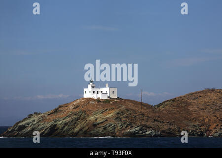 Korissia Port l'île de Kéa Grèce kea phare et l'église Agios Nikolaos Banque D'Images