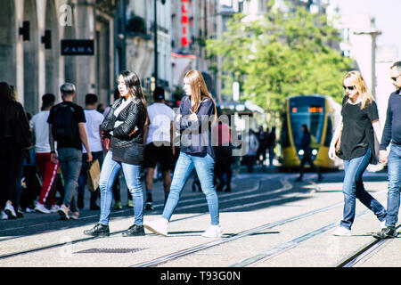 Reims France 15 Mai, 2019 Avis de Français inconnu fille qui marche dans les rues de Reims dans l'après-midi Banque D'Images