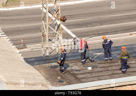 Krementchoug, région de Poltava, Ukraine, le 23 avril 2019, la réparation de l'ancien pavillon de l'immeuble, le toit est couvert avec de nouveaux ruberoid Banque D'Images