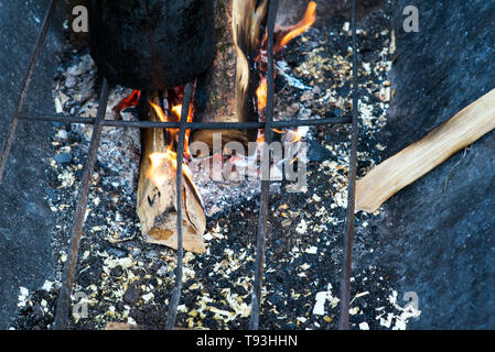 La cuisson au chaudron de suie sur feu de forêt à Banque D'Images