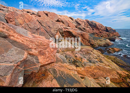 Rivage rocheux le long du détroit de Cabot (Océan Atlantique). Cabot Trail. L'île du Cap-Breton. Parc National des Hautes Terres du Cap Breton en Nouvelle-Écosse, Canada Banque D'Images