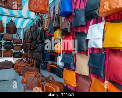 Image de certains sacs de différentes couleurs et types dans un marché aux puces Banque D'Images