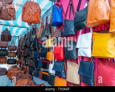 Image de certains sacs de différentes couleurs et types dans un marché aux puces Banque D'Images