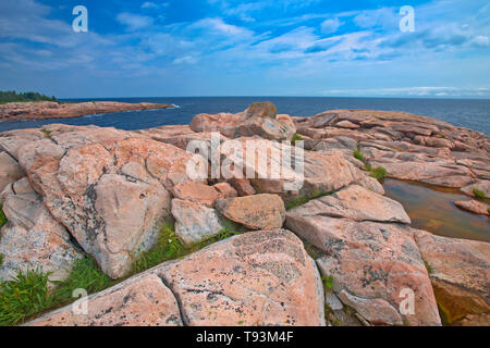 Rivage rocheux le long du détroit de Cabot (Océan Atlantique) à Green Cove. Cabot Trail. L'île du Cap-Breton. Parc National des Hautes Terres du Cap Breton en Nouvelle-Écosse, Canada Banque D'Images