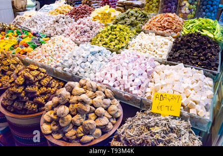 Loukoum bonbons, fruits, noix à Spice Market ou Le Grand Bazar à Istanbul Turquie Banque D'Images