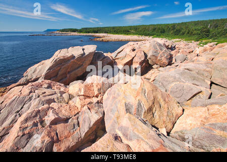 Rivage rocheux le long du détroit de Cabot (Océan Atlantique) à Lakies tête. Cabot Trail. L'île du Cap-Breton. Parc National des Hautes Terres du Cap Breton en Nouvelle-Écosse, Canada Banque D'Images