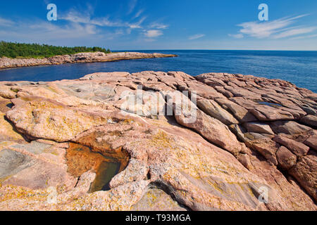 Rivage rocheux le long du détroit de Cabot (Océan Atlantique) à Lakies tête. Cabot Trail. L'île du Cap-Breton. Parc National des Hautes Terres du Cap Breton en Nouvelle-Écosse, Canada Banque D'Images