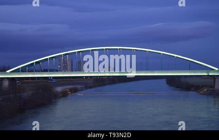 Train lumineux pont sur la rivière Sava à Zagreb Banque D'Images