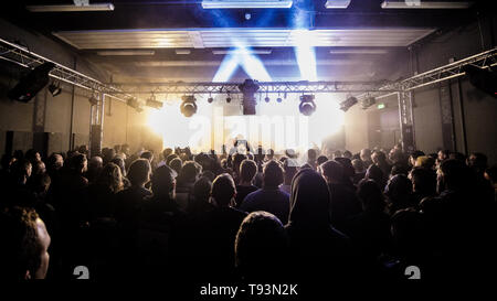 Pays-bas, Tilburg - Avril 12, 2019. Concert des amateurs assister à un des nombreux concerts en direct au cours de la Dutch metal festival Roadburn Festival 2019 à Tilburg. (Photo crédit : Gonzales Photo - Peter Troest). Banque D'Images