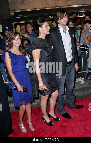 New York, USA. 22 Juin, 2007. Tallulah Willis, Demi Moore, Ashton Kutcher à la la première de vivre libre ou mourir dur à Radio City Music Hall. Crédit : Steve Mack/Alamy Banque D'Images